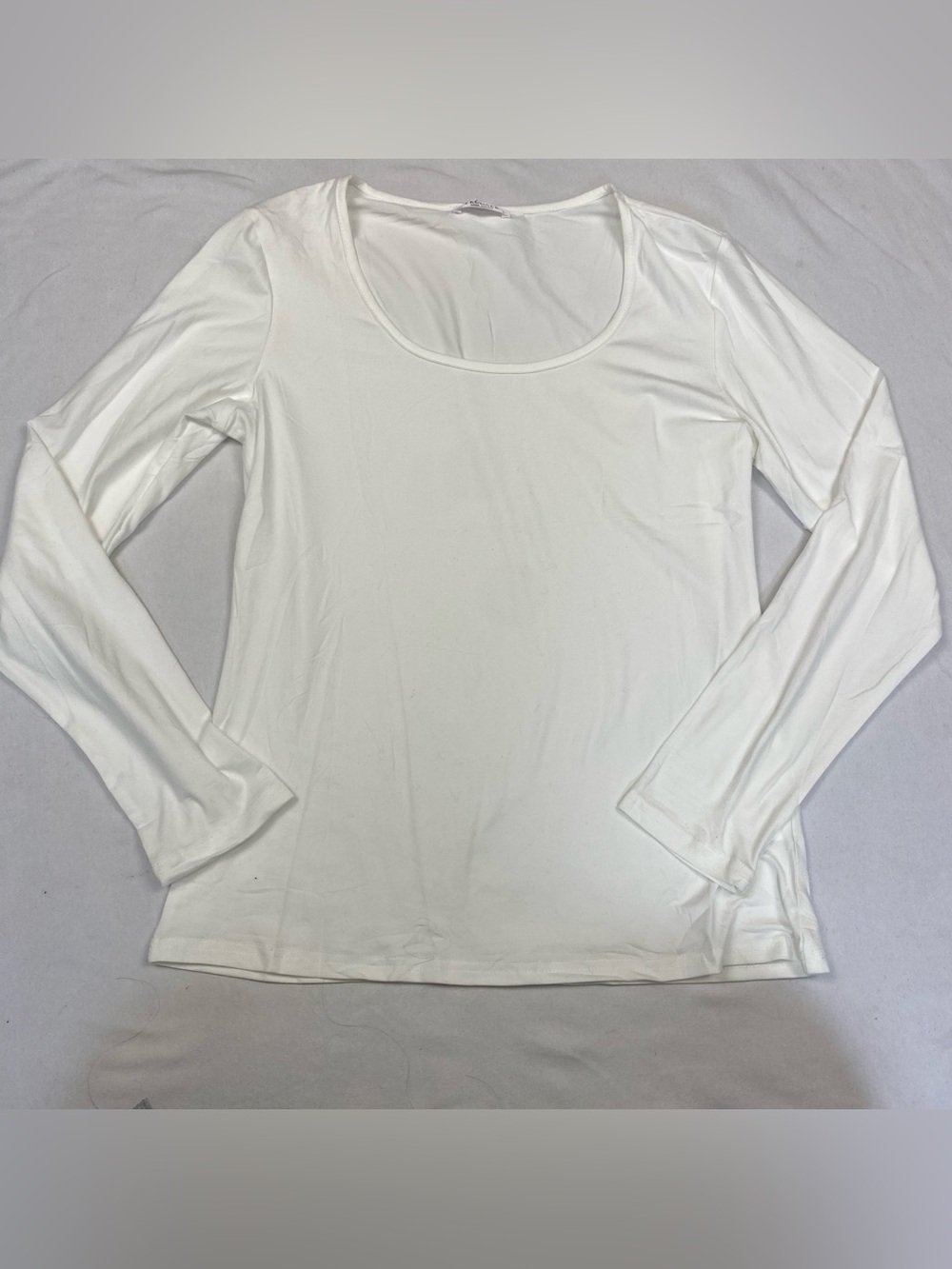 Classic Women's White Long Sleeve Scoop Neck Top- Ekouaer
